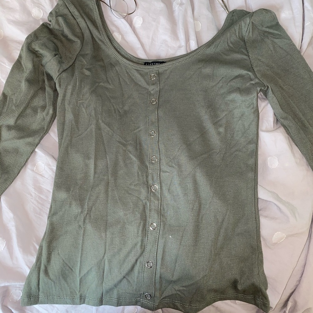 Long sleeve with a stoop in the neck